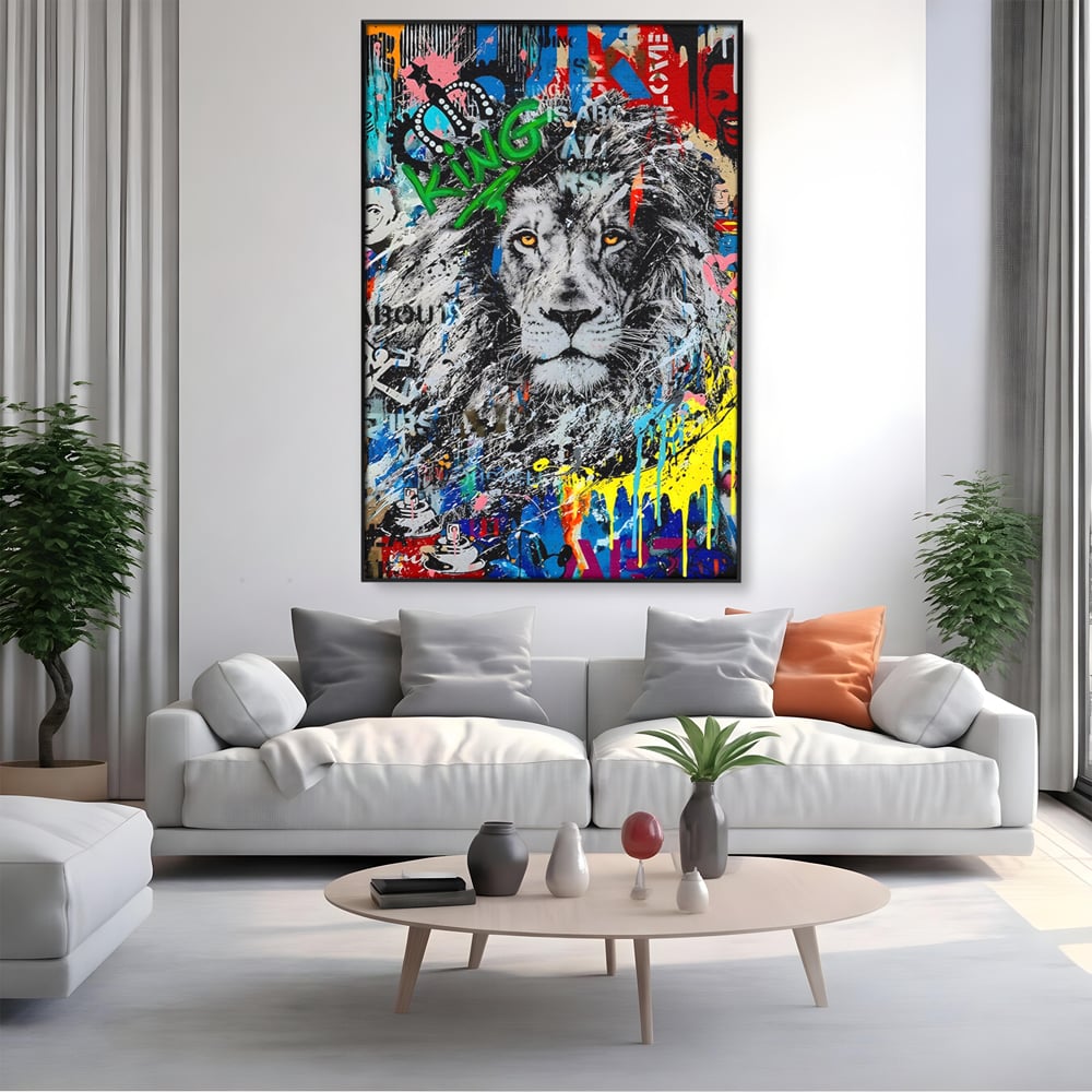 Tablou canvas cu tablou canvas cu leu stil graffiti, in rama de aluminiu negru, pe perete intr-un living